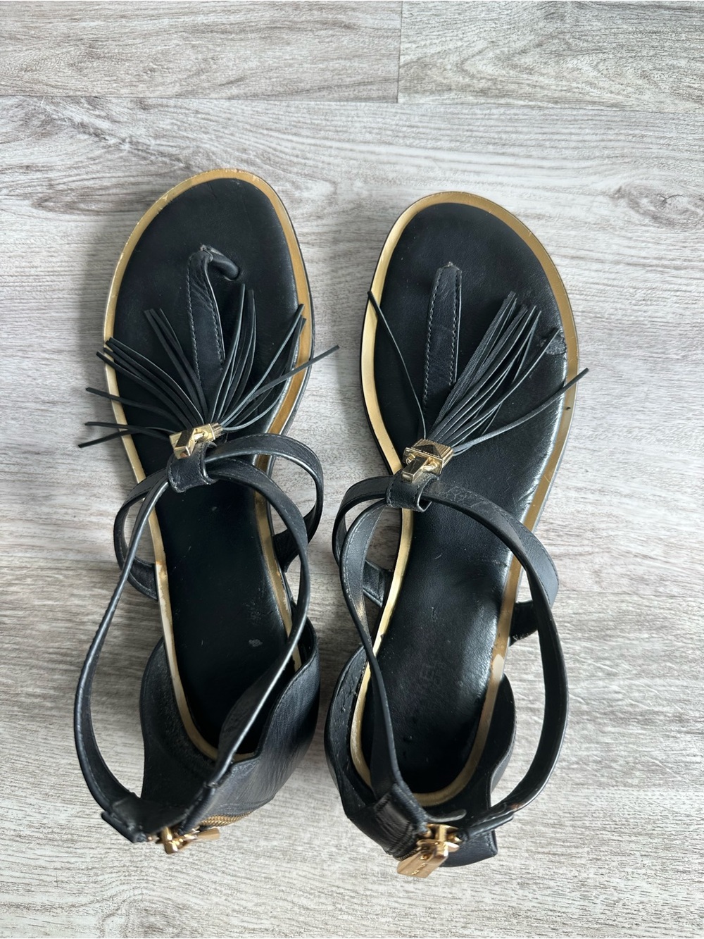 Michael Kors Winslow Sandals
black/gold leather Gladiator lock tassel t-strap 8 - Picture 6 of 10